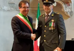 Il sindaco Marco Gallo consegna l'onorificenza a Giuseppe Bruna